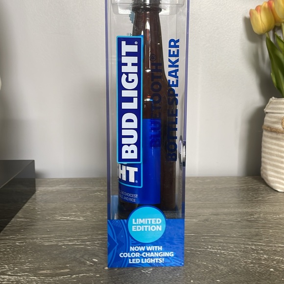 BUD LIGHT Bluetooth Bottle Speaker limited edition with color changing lights - Picture 3 of 4
